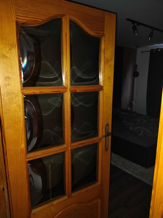 Drzwi wewnętrzne drewniane, szkło dmuchane.