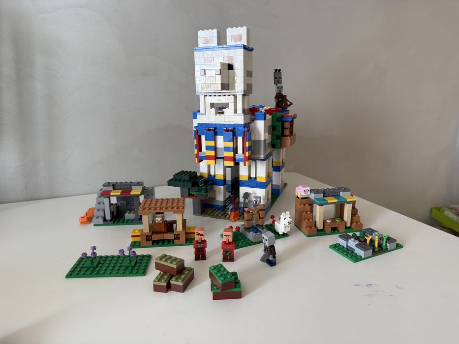 LEGO Minecraft Село лами (21188)