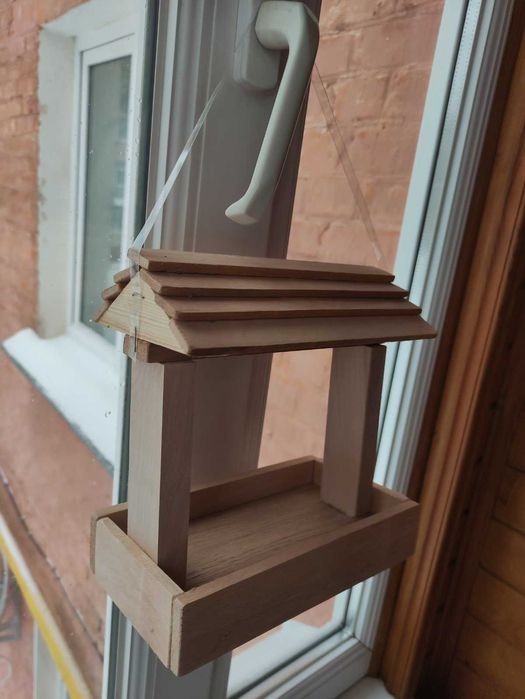 Дерев'яна невеличка годівниця для птахів