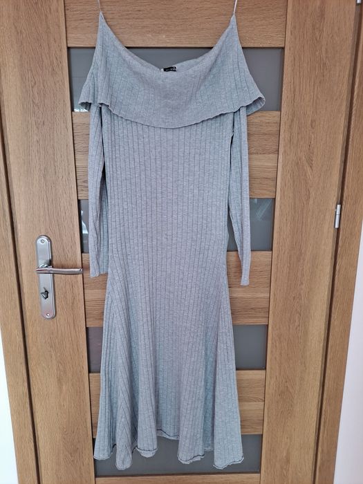 Sukienka sweterkowa prążkowana z odkrytymi ramionami 70% wiskoza midi