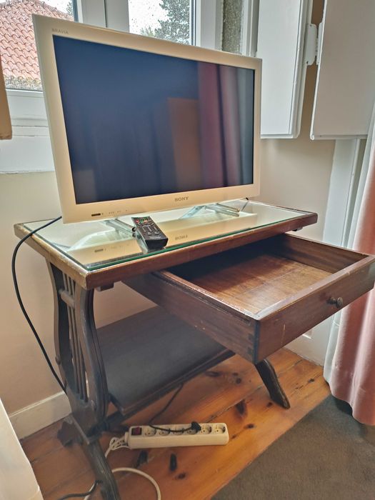 Mesa de apoio antiga em madeira, pés em formato harpa