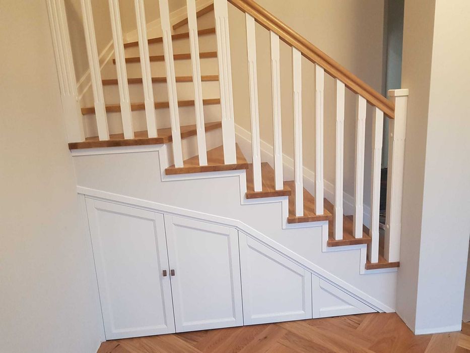 Schody dębowe z białym podstopniem podświetlane Wycena Gratis