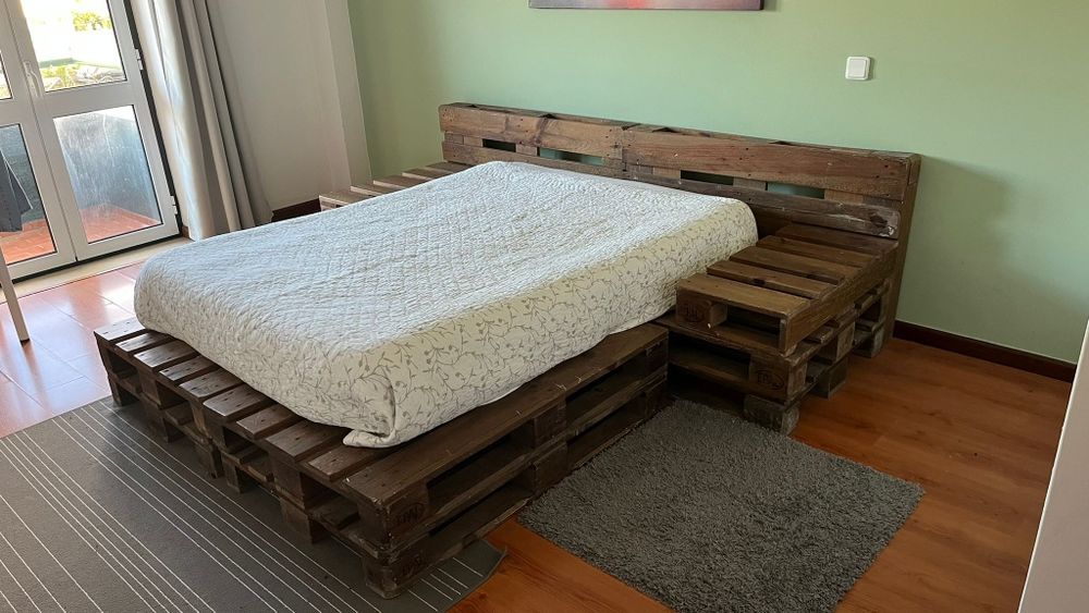 Cama casal de palets tratadas (sem colchão)