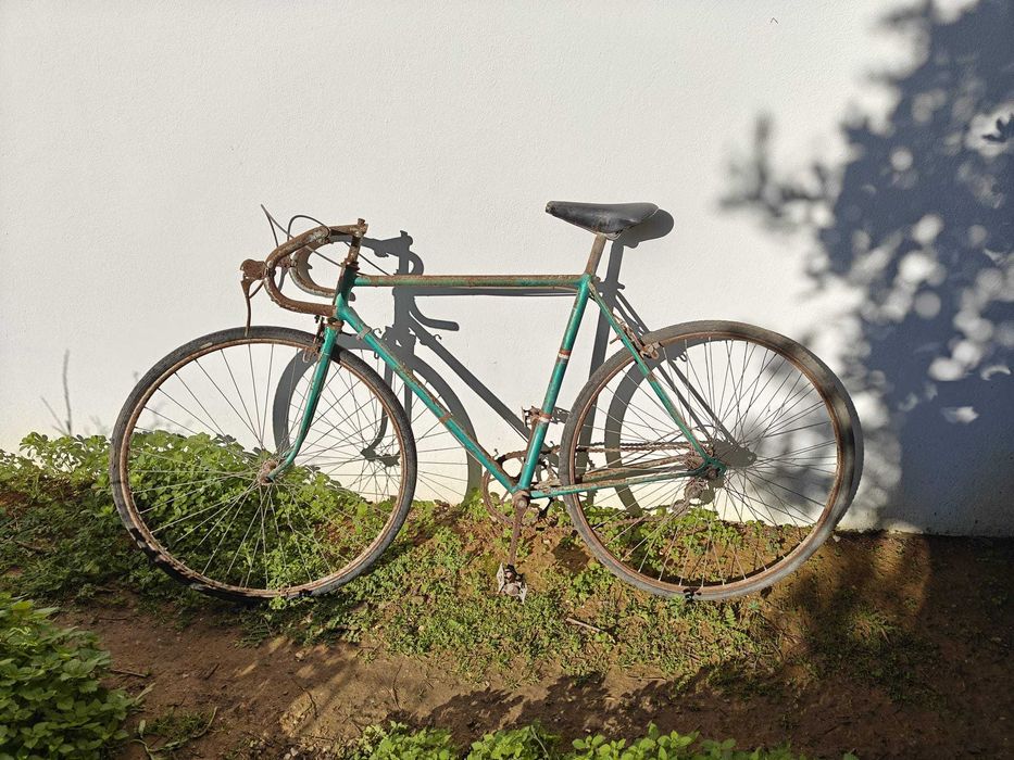 Bicicleta clássica com um design vintage, ideal para restauro