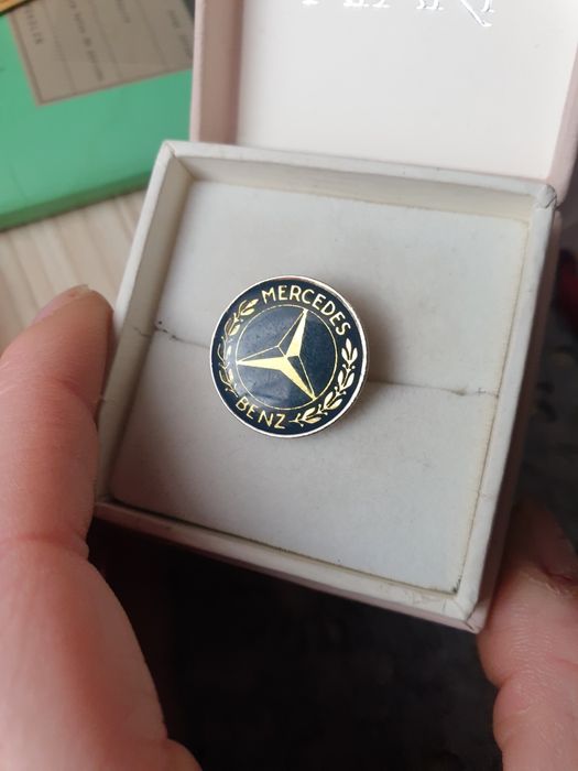 Przypinka kolekcjonerska wpinka w klapę (lapel pin) z klasycznym logo Mercedes-Benz.
Przypinka kolekcjonerska