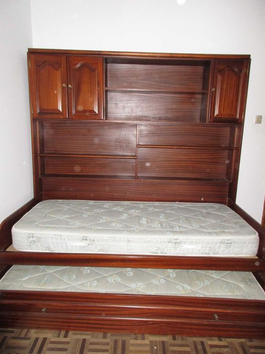 Estante com duas camas