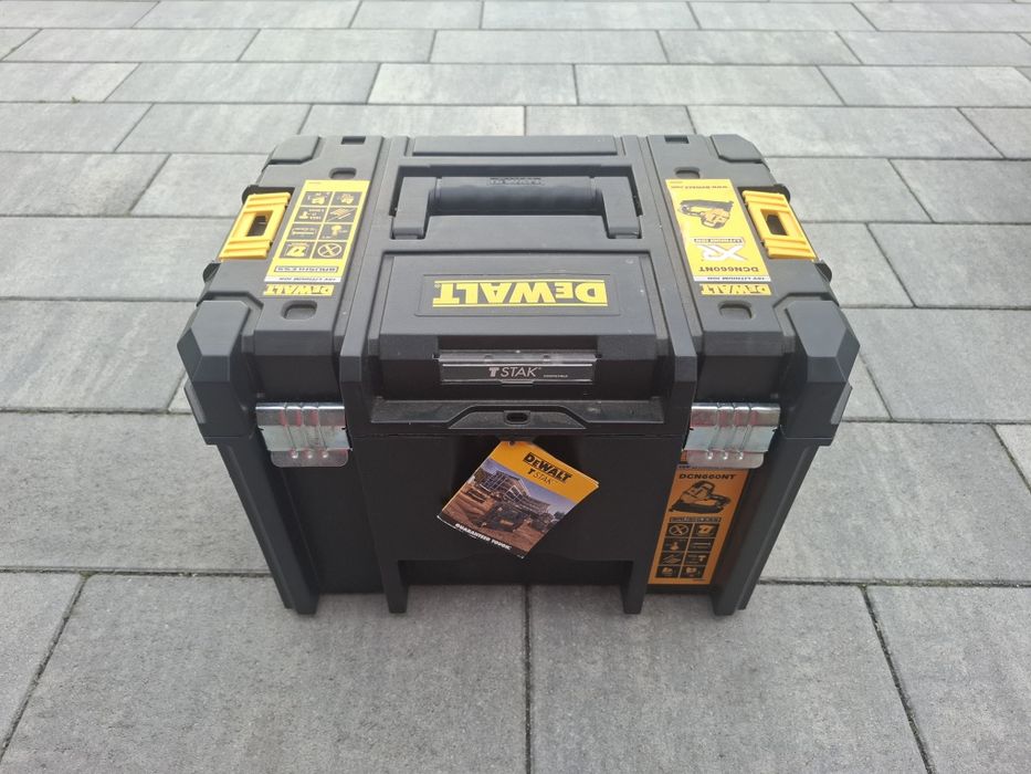 Gwoździarka DeWALT. DNC660NT. Z baterią i ładowarką.