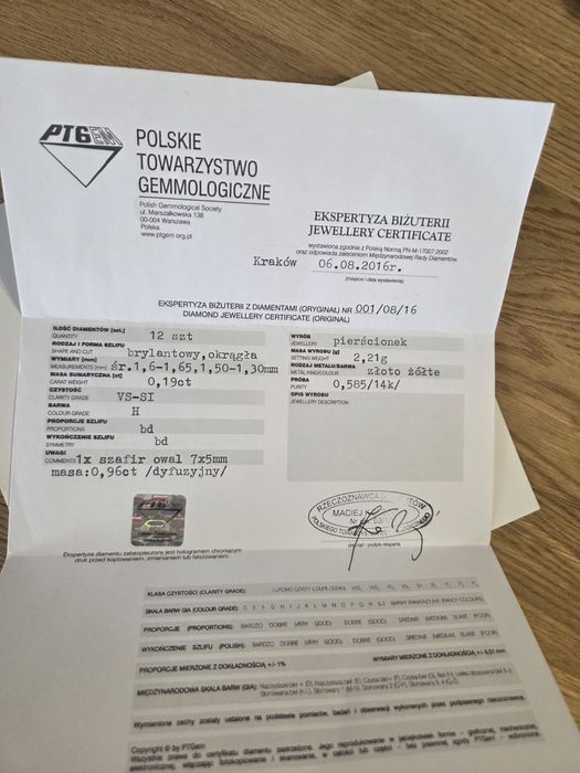 Złoty pierścionej z szafirem