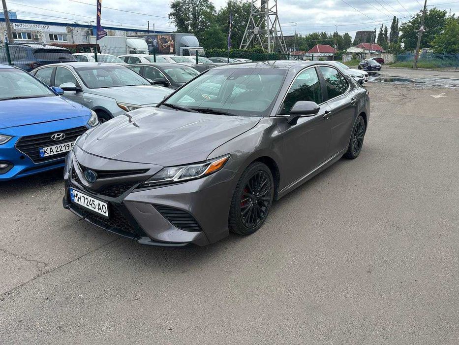 Оренда авто Camry 70 гібридна