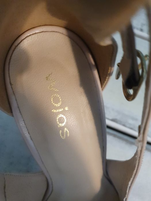 Beżowe czółenka Wojas, zapinane w kostce