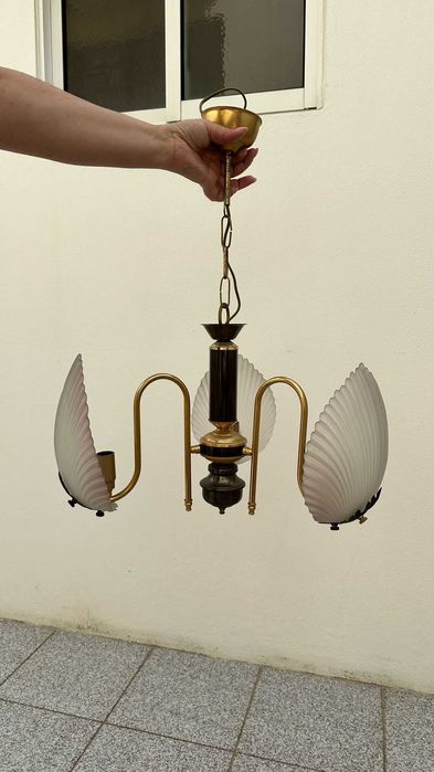 Candeeiro de teto cor de rosa, ideal para um quarto de uma princesa.