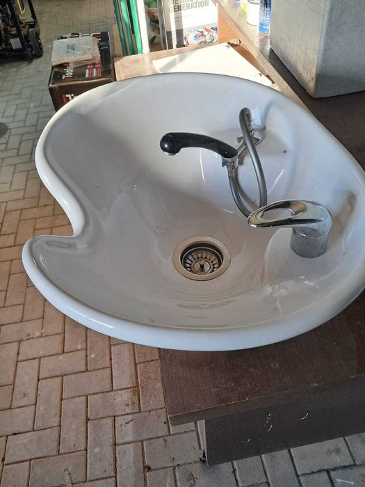 Lavatório para cabeleireiro, em material cerâmico e inclinável