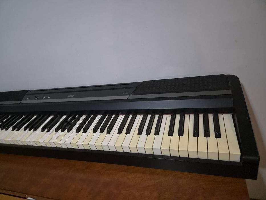piano digital portátil da marca Korg, especificamente o modelo Korg SP-170