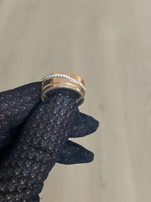 Серебряное кольцо 925 и 375 пробы с дорожкой фианитов.