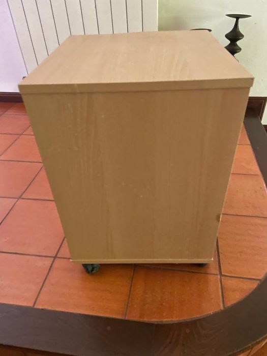 Mesa de cabeceira com rodas