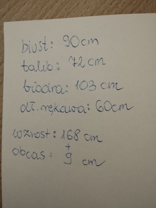 Prosta suknia ślubna z długim rękawem i bufkami