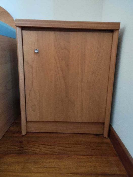 Conjunto quarto - cama, armário, mesa de cabeceira, cadeira +