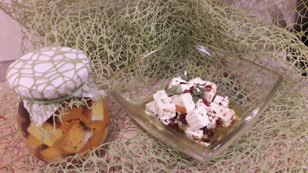 Ser kozi w oleju z przyprawami