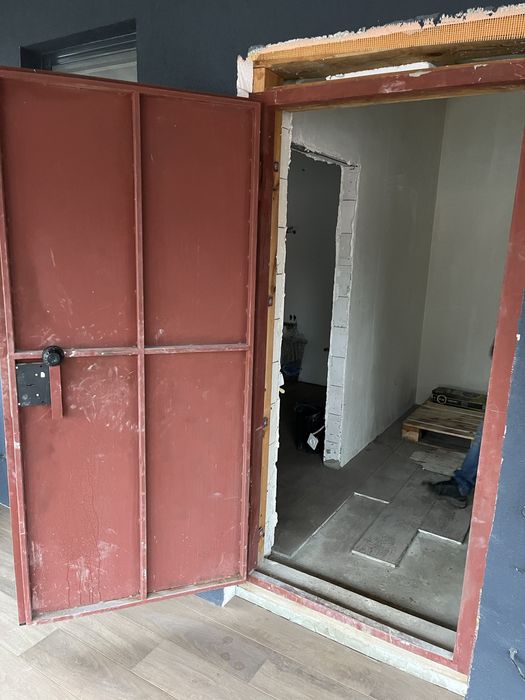 Металеві двері 2 м на 1 м.