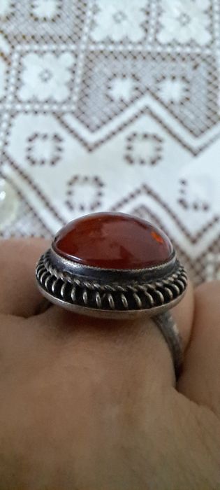 Stary pierscionek z bursztynem Prl metal