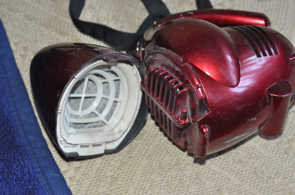 Odkurzacz przenośny mały Clatronic 800 W.