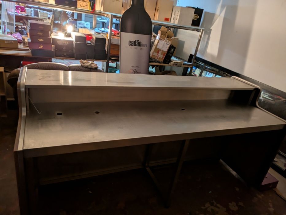 Balcão de café com parte frigorífica