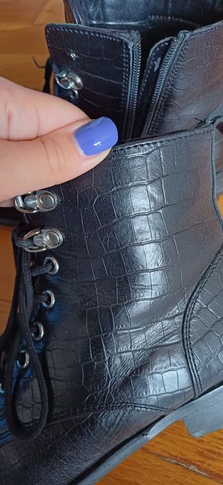 Czarne skórzane wiązane botki trzewiki.