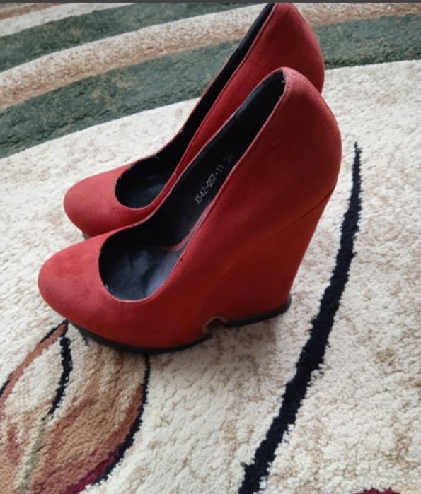 Продам замшові туфлі