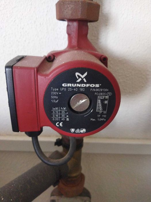Caldeira Ferroli + 2 bombas Grundfos a funcionar + 1 tanque de águas