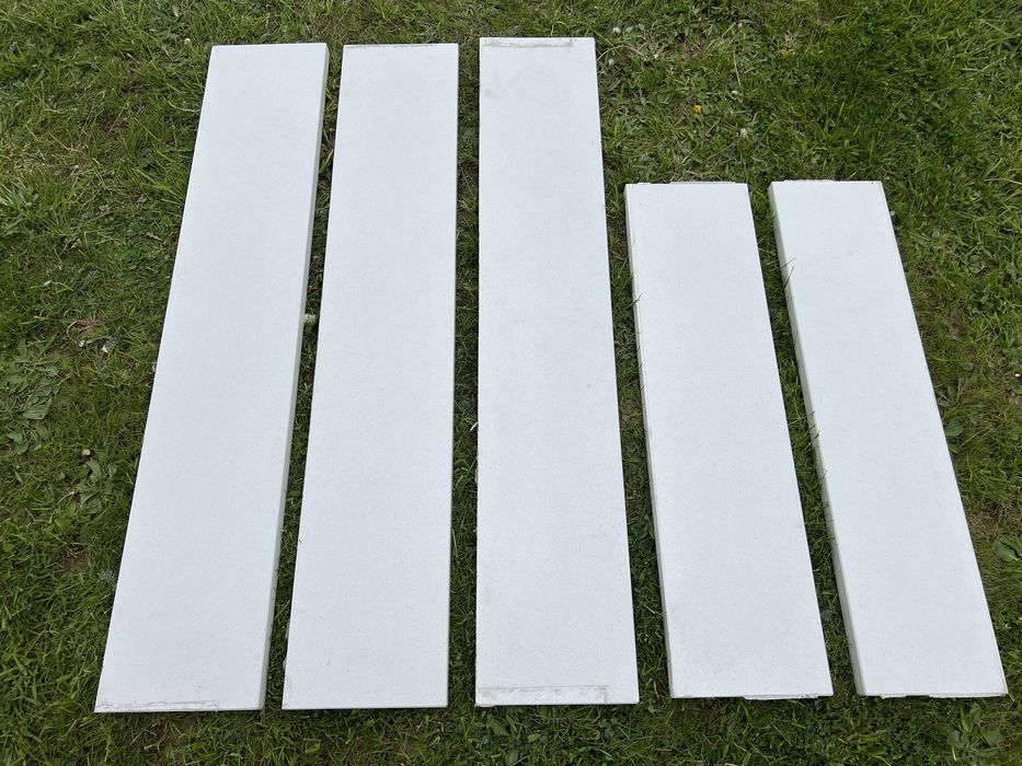 Parapet z konglomeratu w bardzo dobrym stanie.