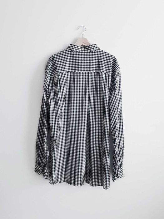 Camisa aos quadrados pretos e brancos