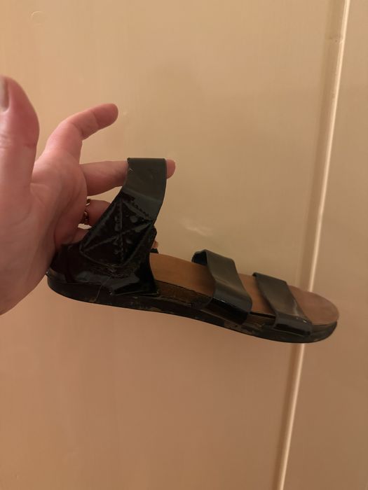 Подарую взуття 36 р