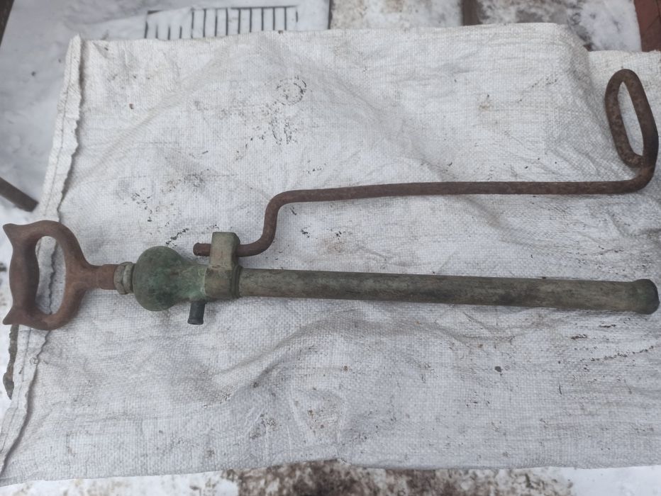 Антикварний ретро ручний насос для рідини mewi