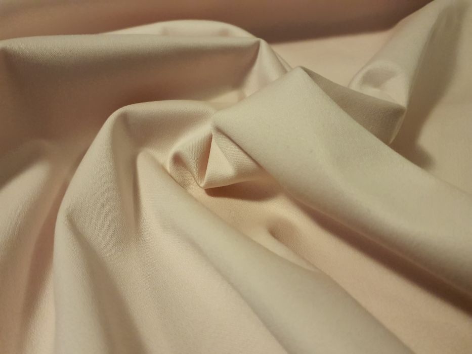 Tkanina jasny róż z elastanem szer.140 cm.