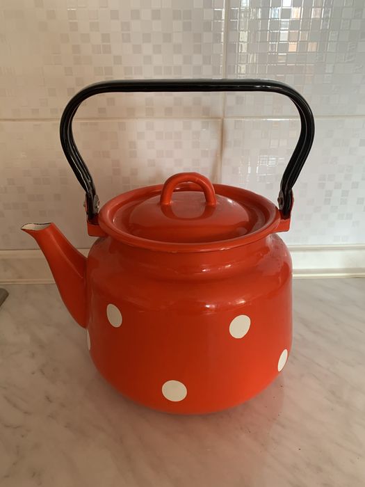 Эмалерованный красный в горох чайник