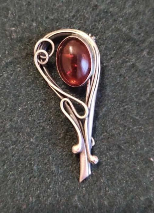 srebrna broszka z bursztynem