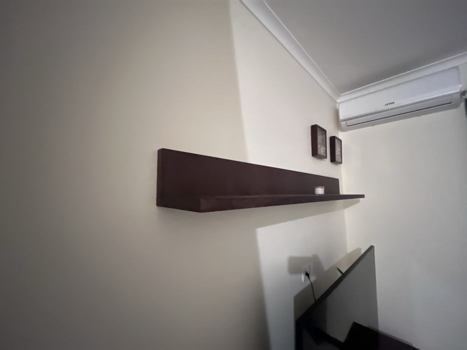 Movel de televisao com 3 gavetas e prateleira