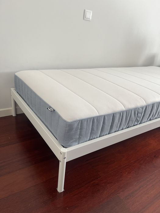 Cama e colchão Ikea