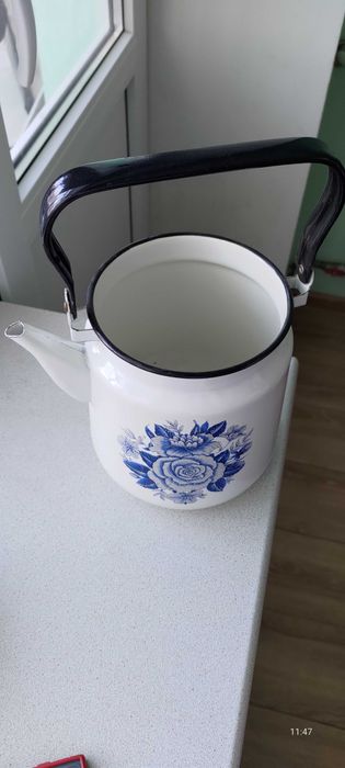 набір емальованих бідонів та чайників з візерунками