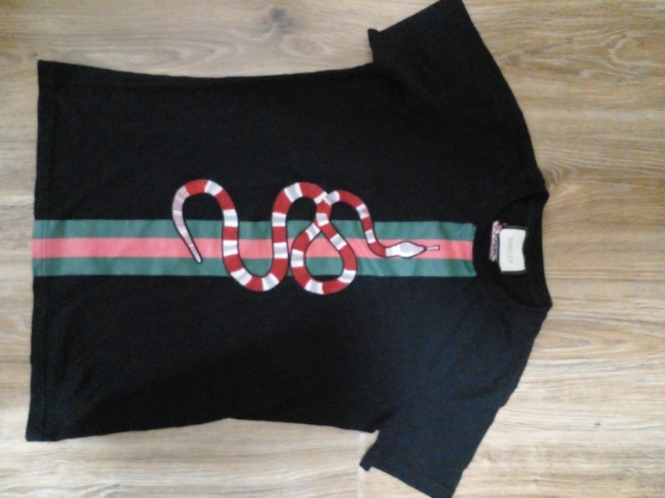 Футболка   GUCCI.  Размер  S -М.