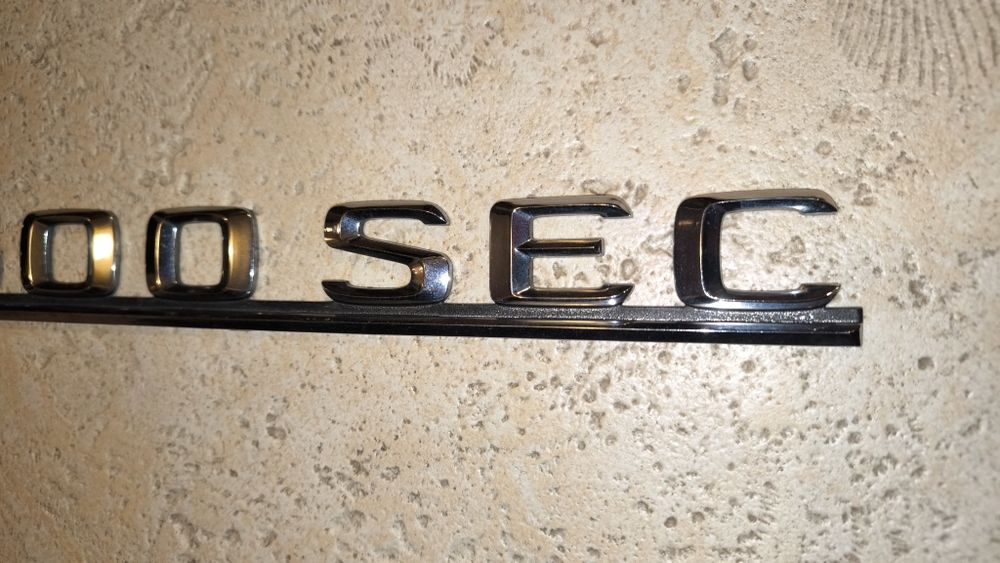 Emblemat 500 SEC Mercedes prosty w stanie idealnym ładny chrom znaczek