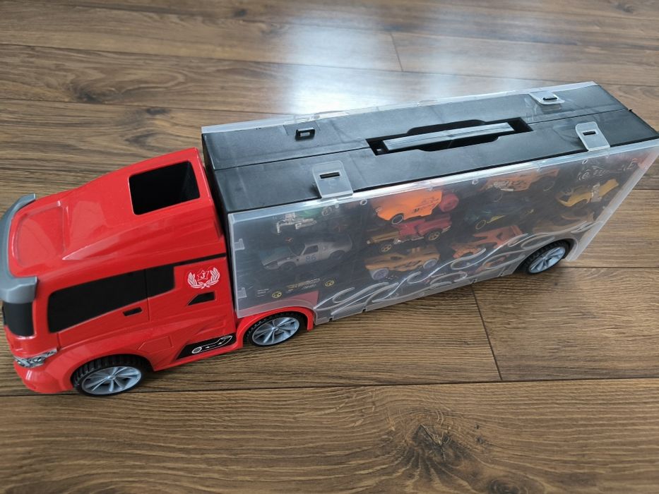 Tir pełen autek Hot Wheels 28 sztuk