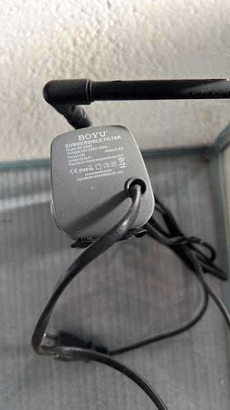 Aquário retangular com filtro de água