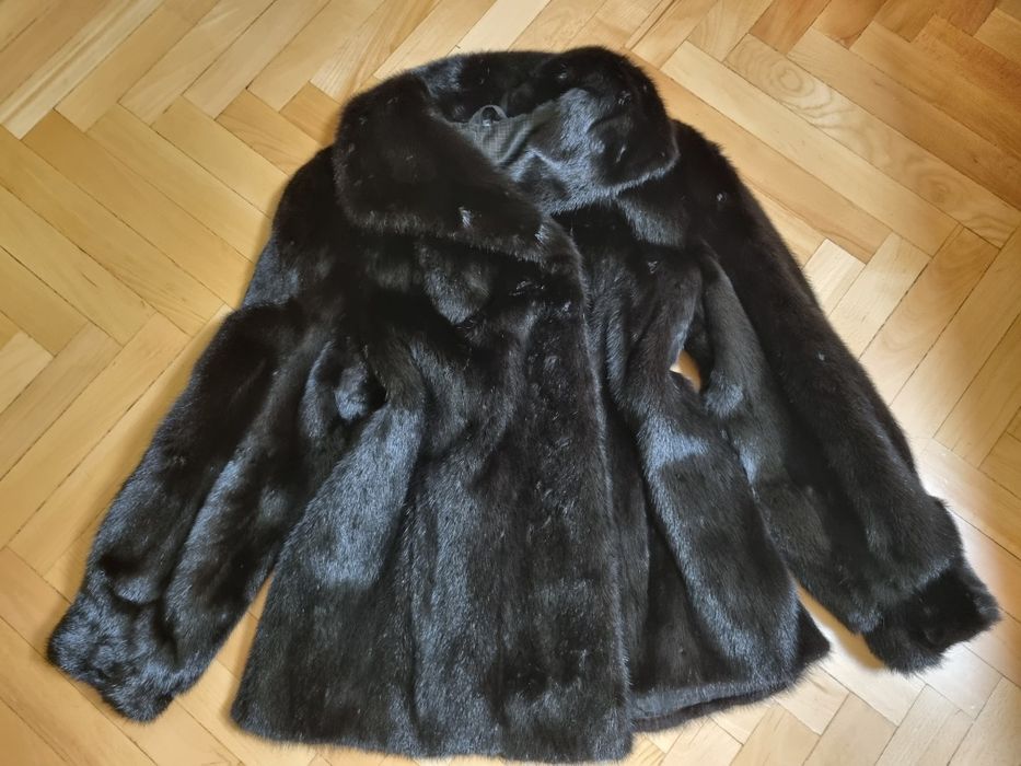 Чорна норкова шуба