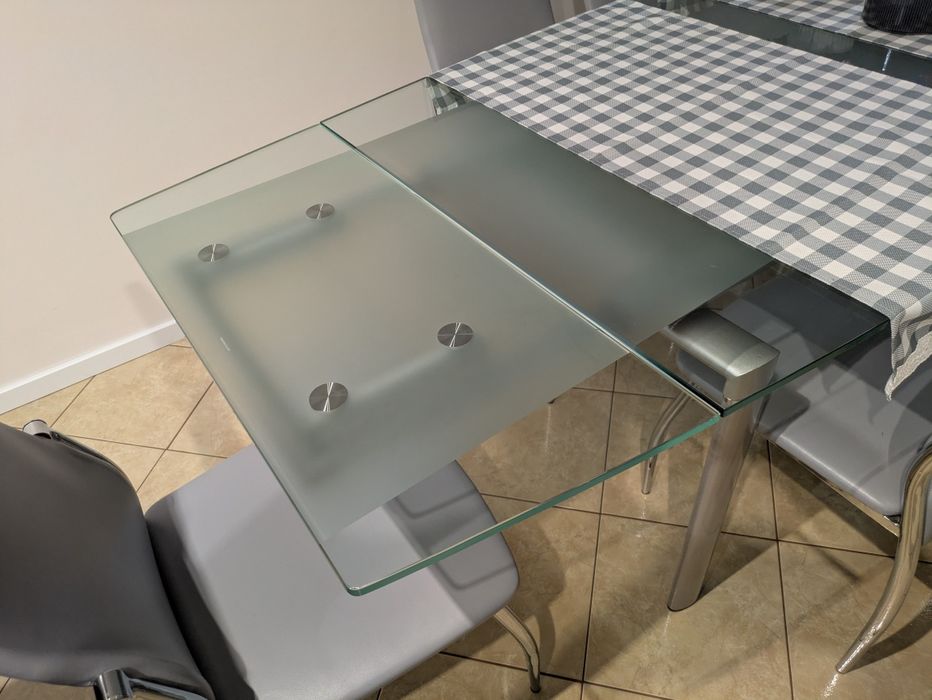 Stół szklany i krzesła do salonu rozkładany