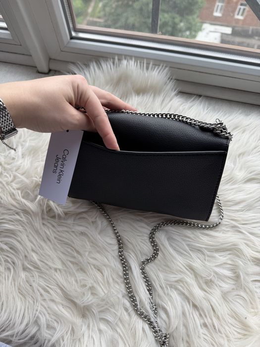 Сумка шкіряна Calvin Klein на ланцюжку