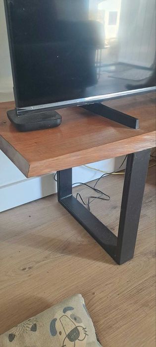 Mesa suporte TV com pés de metal e tampo em madeira rústica