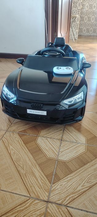 Vendo carro de criança a bateria comando como novo