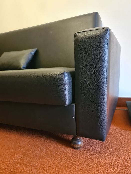 Sofá em pele sintética preto