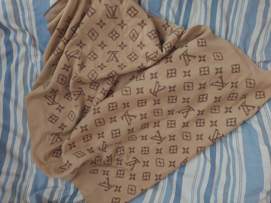 Шарф платина двостороння фірми Louis vuitton 

Довжина 1м 70см
Ширина